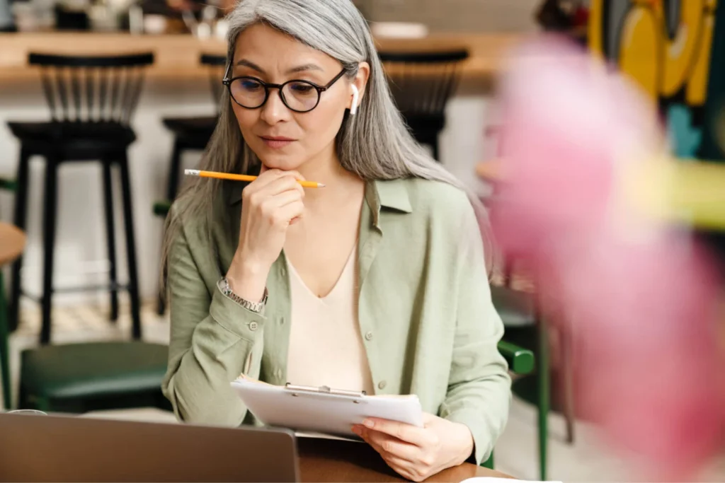 Mujer realizando escrito