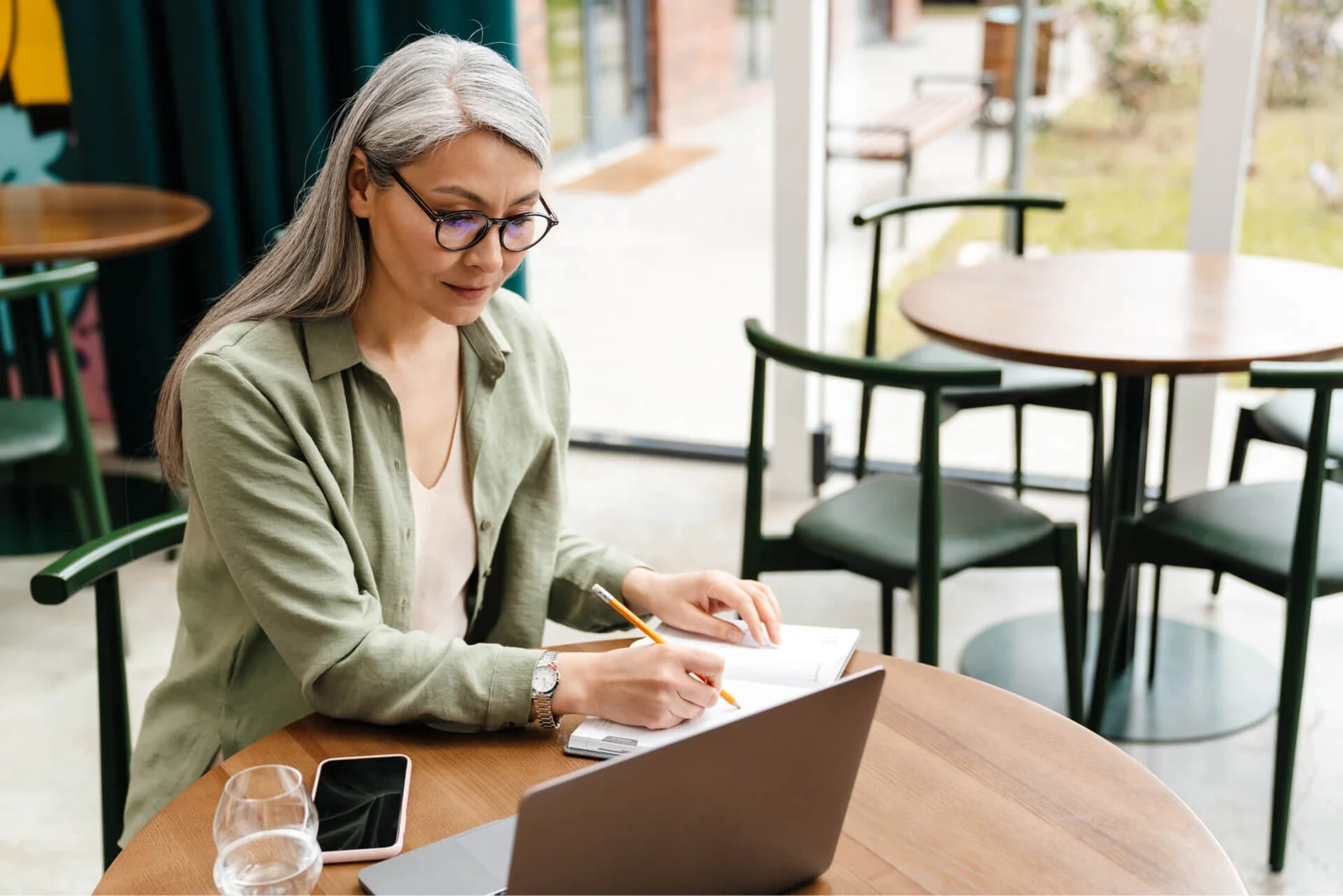 Mujer tomando notas de notebook