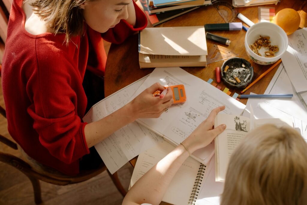 Mujer realizando escritura y cuentas